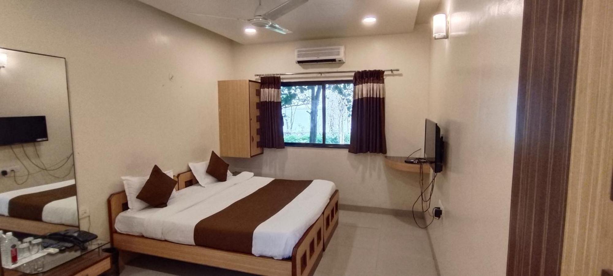 Aquarius Resort Gorhe Khurd Bagian luar foto
