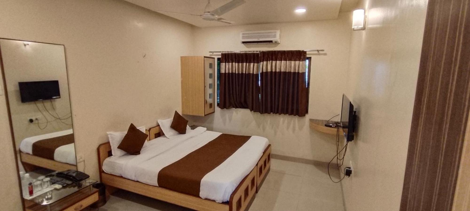 Aquarius Resort Gorhe Khurd Bagian luar foto